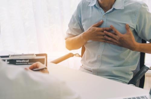 Heroimage0178133001777312803 Man discussing heartburn symptoms with gastroenterologist