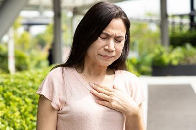 Heroimage0391949001736541419 Woman-outdoors-holding-chest-wincing-in-discomfort