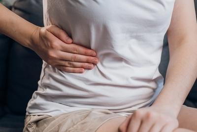 Heroimage0449938001758921639 Person holding side with gallstone pain