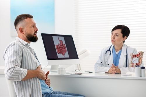 Heroimage0639899001773694426 Male patient consulting a gastroenterologist about digestive issues.