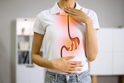 Heroimage0944148001753368704 Woman experiencing a burning sensation in her chest